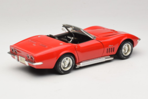 Chevrolet Corvette C3 Kabriolets Sarkans Revell 1:18 8833-P1 Metāls — attēls 3 no 8