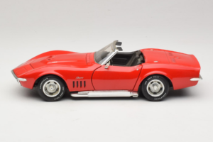 Chevrolet Corvette C3 Kabriolets Sarkans Revell 1:18 8833-P1 Metāls — attēls 4 no 8