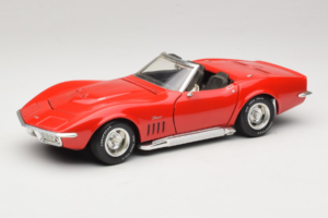 Chevrolet Corvette C3 Kabriolets Sarkans Revell 1:18 8833-P1 Metāls