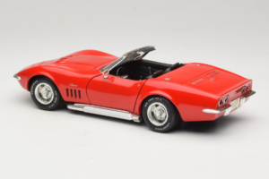 Chevrolet Corvette C3 Kabriolets Sarkans Revell 1:18 8833-P1 Metāls — attēls 7 no 8