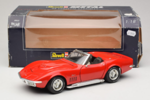 Chevrolet Corvette C3 Kabriolets Sarkans Revell 1:18 8833-P1 Metāls — attēls 8 no 8