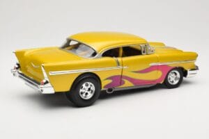 Chevrolet Custom Dzeltens ar Liesmu Hot Wheels 1:18 21356 Metāls — attēls 3 no 8