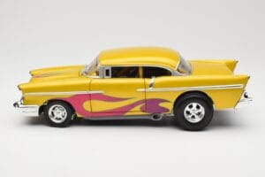 Chevrolet Custom Dzeltens ar Liesmu Hot Wheels 1:18 21356 Metāls — attēls 4 no 8