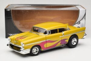 Chevrolet Custom Dzeltens ar Liesmu Hot Wheels 1:18 21356 Metāls — attēls 8 no 8