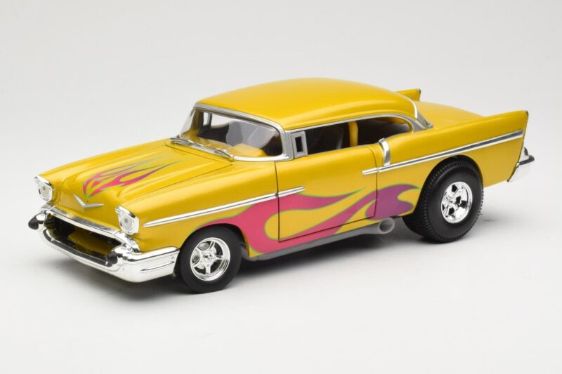 Chevrolet Custom Dzeltens ar Liesmu Hot Wheels 1:18 21356 Metāls