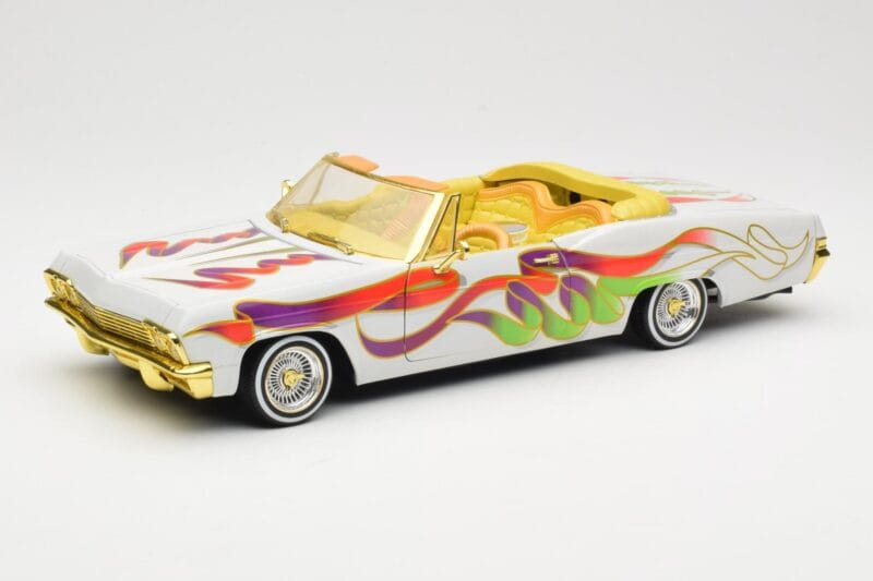 Chevrolet Impala Lowrider White Metallic Hot Wheels 1:18 27635 Metāls