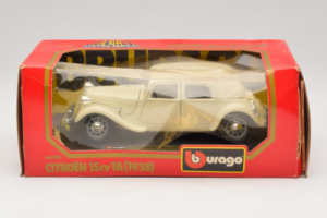 Citroen 15CV Traction Avant Bēšs Bburago 1:24 1501-B1 Metāls