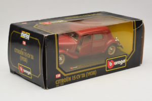 Citroen 15CV TA Sarkans Bburago 1:24 1501 Metāls — attēls 2 no 3