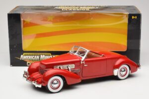Cord 812 Kabriolets Sarkans American Muscle 1:18 32158 Metāls — attēls 8 no 8