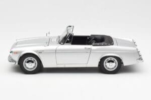 Datsun Fairlady 2000 SR311 Roadster Sudrabs AUTOart 1:18 77432 Metāls — attēls 4 no 8