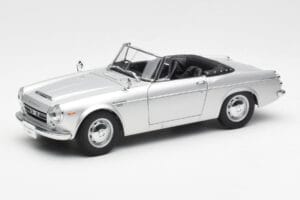 Datsun Fairlady 2000 SR311 Roadster Sudrabs AUTOart 1:18 77432 Metāls