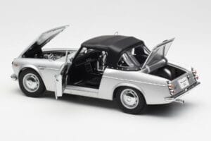 Datsun Fairlady 2000 SR311 Roadster Sudrabs AUTOart 1:18 77432 Metāls — attēls 5 no 8