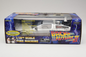 DeLorean DMC-12 Time Machine Back to the Future II Diamond 1:15 210123 Metāls