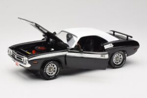 Dodge Challenger R/T Melns & Balts ERTL 1:18 36549 Metāls — attēls 2 no 8