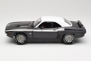 Dodge Challenger R/T Melns & Balts ERTL 1:18 36549 Metāls — attēls 4 no 8