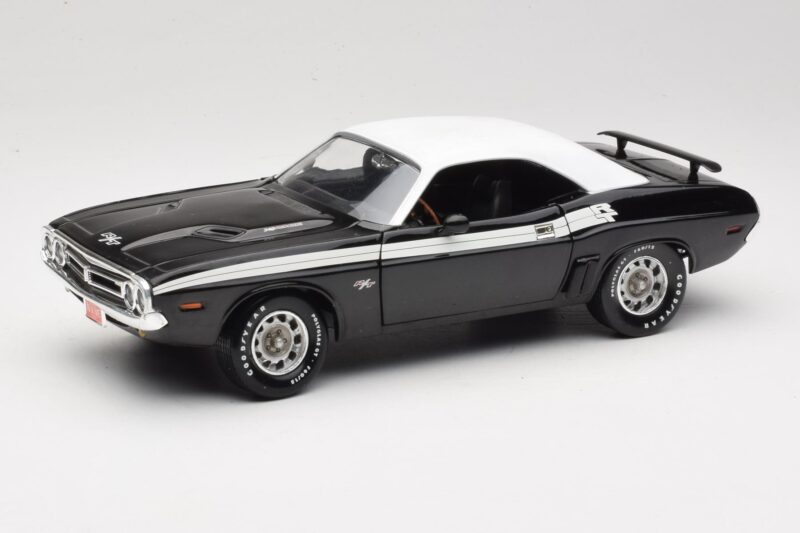 Dodge Challenger R/T Melns & Balts ERTL 1:18 36549 Metāls
