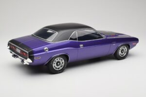 Dodge Challenger R/T Plum Crazy Otto 1:12 G083 Sveķi — attēls 2 no 6
