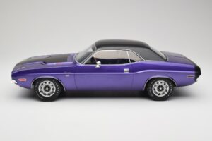 Dodge Challenger R/T Plum Crazy Otto 1:12 G083 Sveķi — attēls 3 no 6