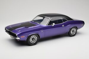 Dodge Challenger R/T Plum Crazy Otto 1:12 G083 Sveķi