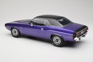 Dodge Challenger R/T Plum Crazy Otto 1:12 G083 Sveķi — attēls 5 no 6