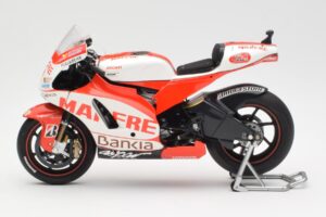 Ducati Desmosedici GP11 #8 H. Barbera Ducati MotoGP Team MotoGP 2011 Minichamps 1:12 123110008 Metāls