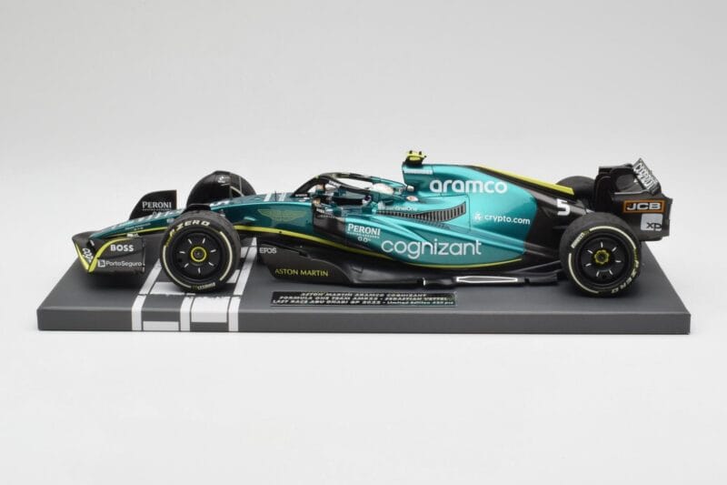 Aston Martin AMR22 Aramco #5 S. Vettel Abu Dhabi GP 2022 Last Race Collector's Edition Minichamps 1:18 117222205 Sveķi