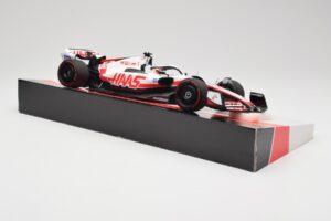 Haas VF-22 #20 K. Magnussen Pole Position Brazil GP 2022 Minichamps 1:18 147222120 Metāls — attēls 4 no 7