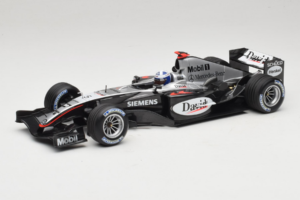 McLaren MP4/19 Mercedes D. Coulthard F1 2004 Minichamps 1:18 530041805 Metāls