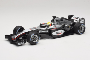 McLaren MP4/19 Mercedes L. Hamilton Autosport Young Driver Test Silverstone 2004 Minichamps 1:18 530044418 Metāls