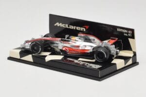 McLaren Mercedes MP4-23 #22 L. Hamilton Race Car 2008 Minichamps 1:43 530084322 Metāls — attēls 3 no 5