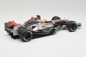 McLaren MP4-25 Mercedes #2 L. Hamilton Showcar 2010 Minichamps 1:18 110100006-R1 Metāls — attēls 2 no 6