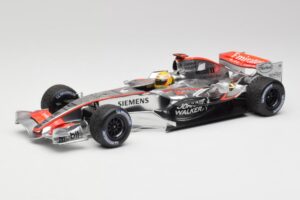 McLaren MP4-25 Mercedes #2 L. Hamilton Showcar 2010 Minichamps 1:18 110100006-R1 Metāls
