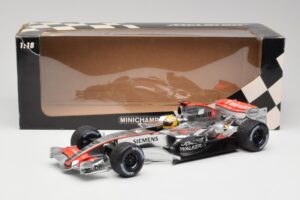 McLaren MP4-25 Mercedes #2 L. Hamilton Showcar 2010 Minichamps 1:18 110100006-R1 Metāls — attēls 6 no 6