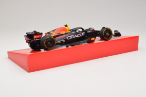 Red Bull Racing RB18 #1 M. Verstappen Oracle Winner Dutch GP 2022 Minichamps 1:18 113223501 Metāls — attēls 3 no 7
