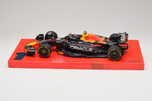 Red Bull Racing RB18 #1 M. Verstappen Oracle Winner Dutch GP 2022 Minichamps 1:18 113223501 Metāls