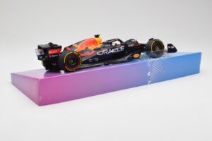 Red Bull Racing RB18 #1 M. Verstappen Winner Miami GP 2022 Minichamps 1:18 113220501 Metāls — attēls 3 no 7