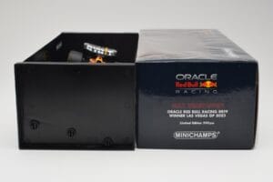 Oracle Red Bull Racing RB19 #33 M. Verstappen Las Vegas GP Winner 2023 Minichamps 1:18 110232201 Sveķi — attēls 6 no 7