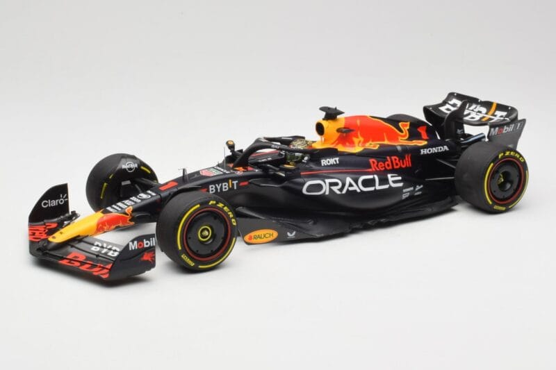 Oracle Red Bull Racing RB19 #1 M. Verstappen Winner Abu Dhabi GP 2023 Minichamps 1:18 110232301 Metāls
