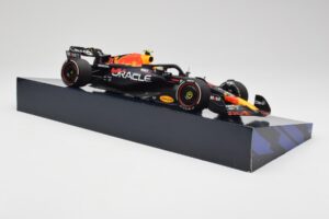 Red Bull Racing RB19 #11 S. Perez Winner Saudi Arabian GP 2023 Minichamps 1:18 113230111 Metāls — attēls 4 no 6