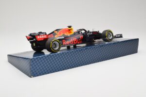 Red Bull Racing Honda RB16B #33 M. Verstappen Emilia Romagna GP 2021 Case Edition Minichamps 1:18 113210133 Sveķi — attēls 3 no 7