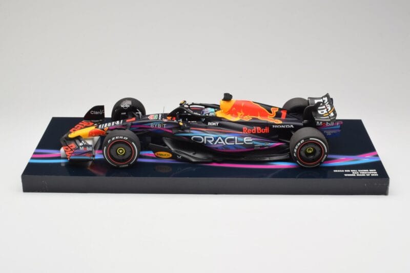 Oracle Red Bull Racing RB19 #33 M. Verstappen Miami GP 2023 Case Edition Minichamps 1:18 113233501 Sveķi