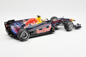 Red Bull Racing Renault RB6 #6 M. Webber F1 2010 Minichamps 1:18 110100006 Metāls — attēls 2 no 6