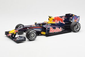 Red Bull Racing Renault RB6 #6 M. Webber F1 2010 Minichamps 1:18 110100006 Metāls