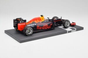 Red Bull RB12 #33 M. Verstappen Spain GP Winner 2016 Minichamps 1:18 117160333 Metāls — attēls 3 no 7