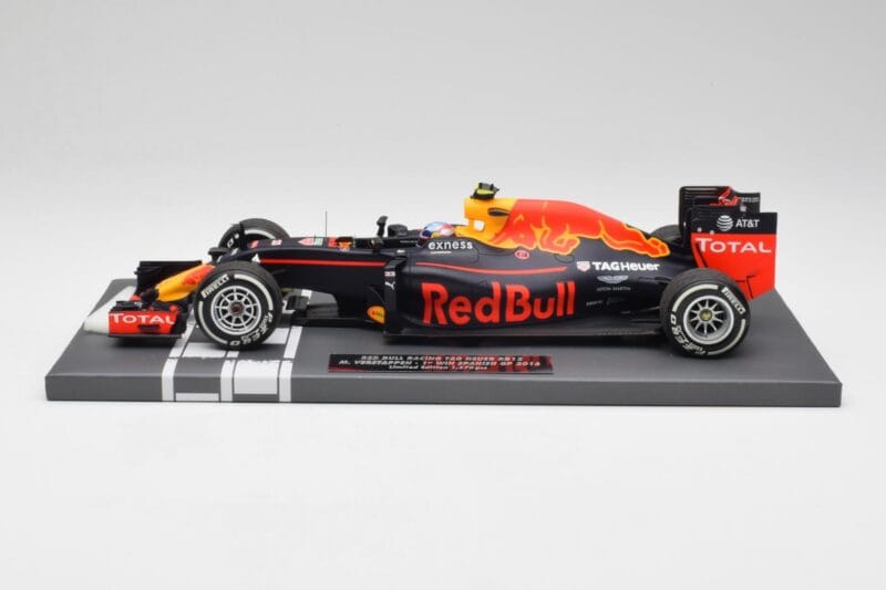 Red Bull RB12 #33 M. Verstappen Spain GP Winner 2016 Minichamps 1:18 117160333 Metāls