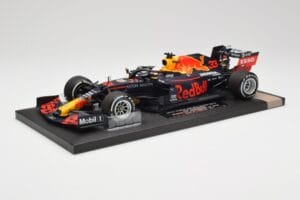 Red Bull RB16 #33 M. Verstappen Red Bull Racing 70th Anniversary GP Winner 2020 Minichamps 1:18 113200533-M1 Sveķi — attēls 2 no 7