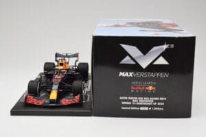 Red Bull RB16 #33 M. Verstappen Red Bull Racing 70th Anniversary GP Winner 2020 Minichamps 1:18 113200533-M1 Sveķi — attēls 6 no 7