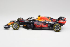 Red Bull RB16B #33 M. Verstappen Emilia Romagna GP Winner Mid Race Tyres 2021 Minichamps 1:18 110210133 Metāls — attēls 3 no 7