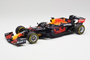 Red Bull RB16B #33 M. Verstappen Emilia Romagna GP Winner Mid Race Tyres 2021 Minichamps 1:18 110210133 Metāls