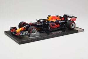 Red Bull RB16B #33 M. Verstappen Abu Dhabi GP 2021 Winner Missing Figurine & Pitboard Minichamps 1:18 113212333 Sveķi — attēls 2 no 7